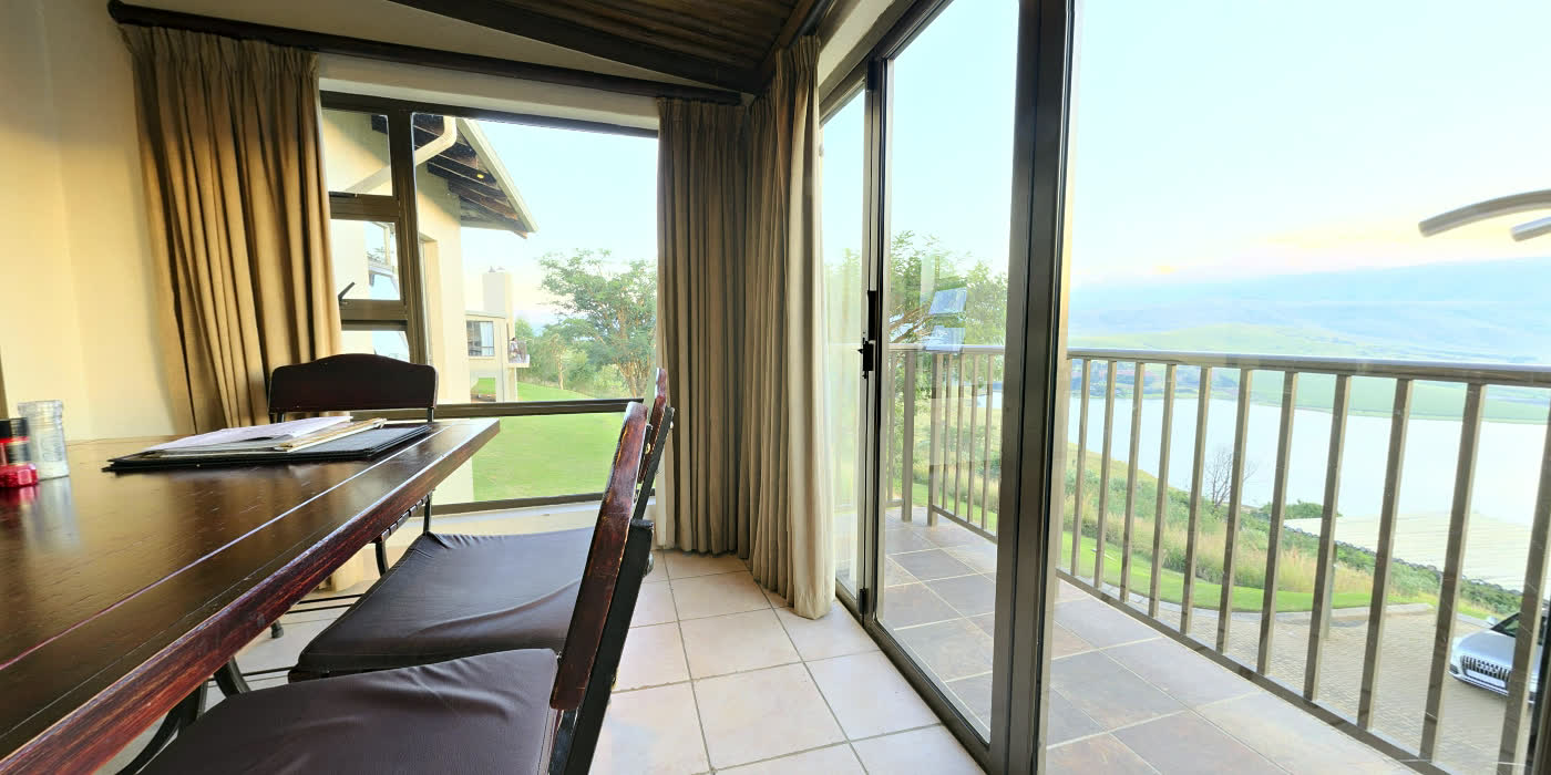 Séjour ouvert par une baie vitrée sur une terrasse et la mer, vu depuis un panorama 360°