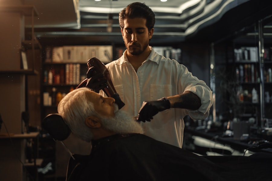 Barbier souriant en train de tailler la barbe d'un client