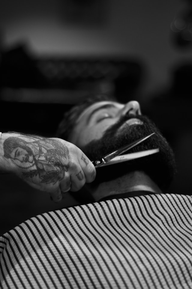 Portrait d'un barbier au travail