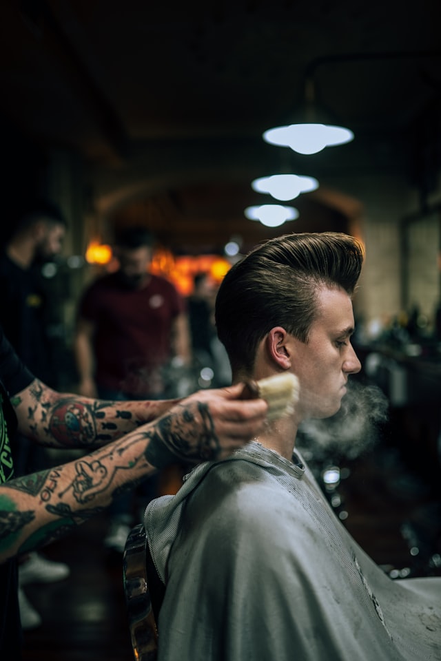 Portrait d'un barbier dans son salon