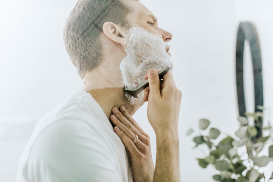 Rasage du visage devant le miroir