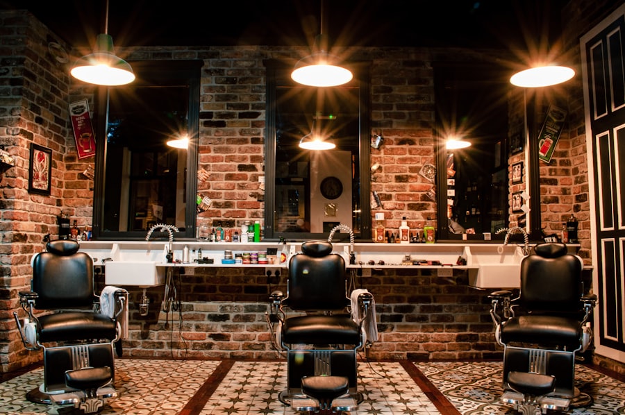 Fauteuil de barbier en cuir noir devant un mur de briques