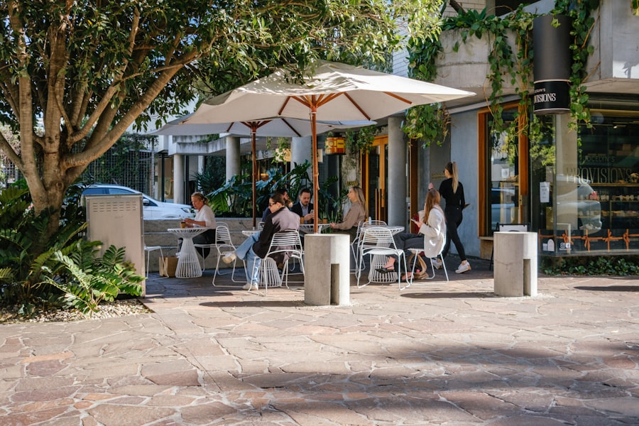 Tables en terrasse sur une rue pavée