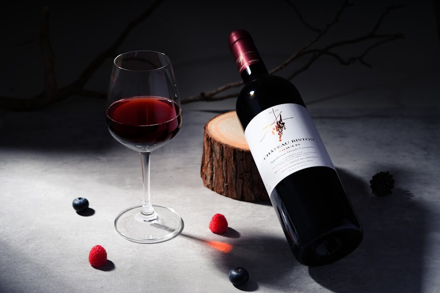 Bouteille et verre de vin rouge