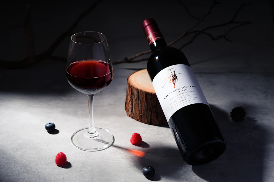 Verres de vin rouge sur une table