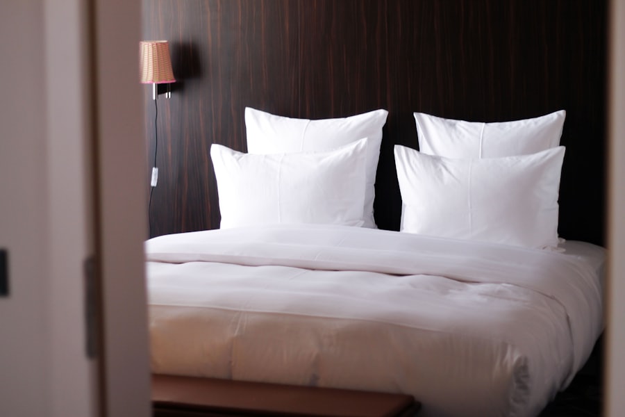 Chambre claire avec lit fait et fauteuil près de la fenêtre