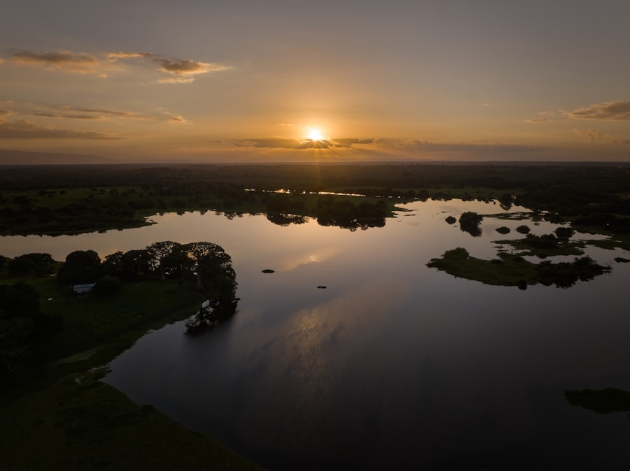 Coucher de soleil sur un plan d'eau calme