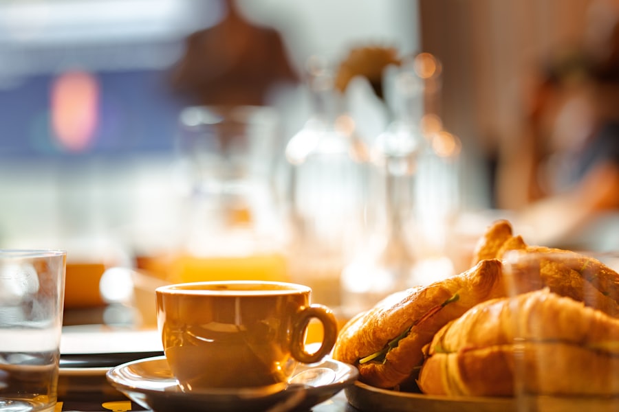 Petit-déjeuner servi en terrasse, café et viennoiseries