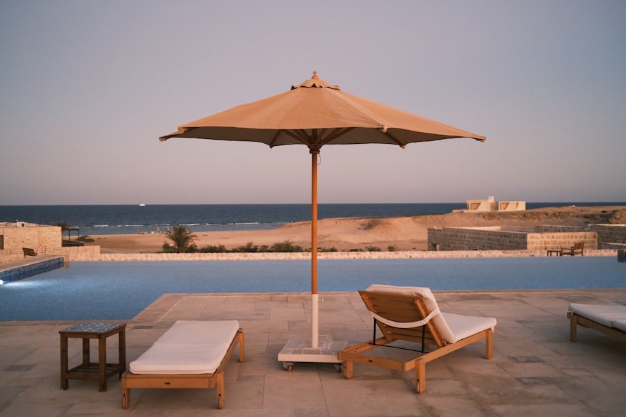 Transats et parasol au bord de la piscine