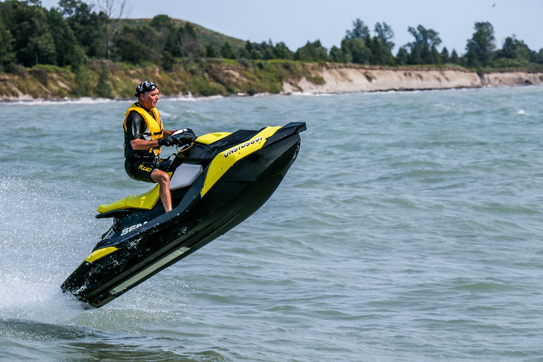 Pilote en plein saut sur un jet ski