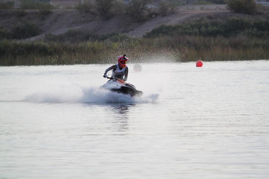 Jets skis alignés au bord de l'eau