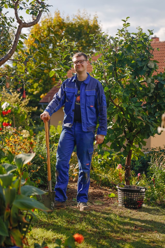 Jardinier au travail dans un jardin