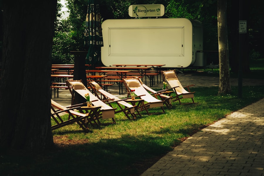 Terrasse de jardin avec fauteuils et pots