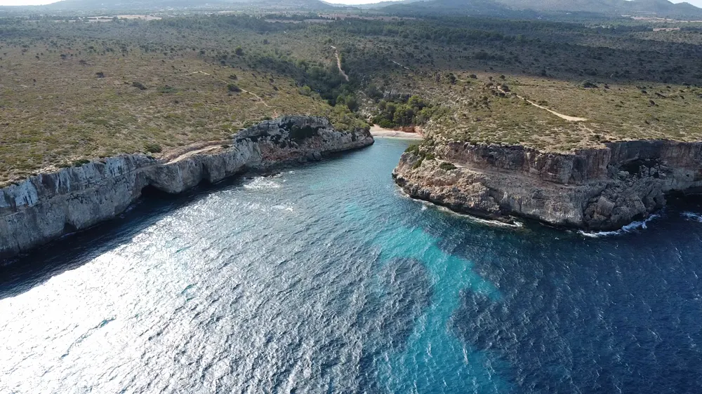 Côte découpée et eau turquoise vues par drone