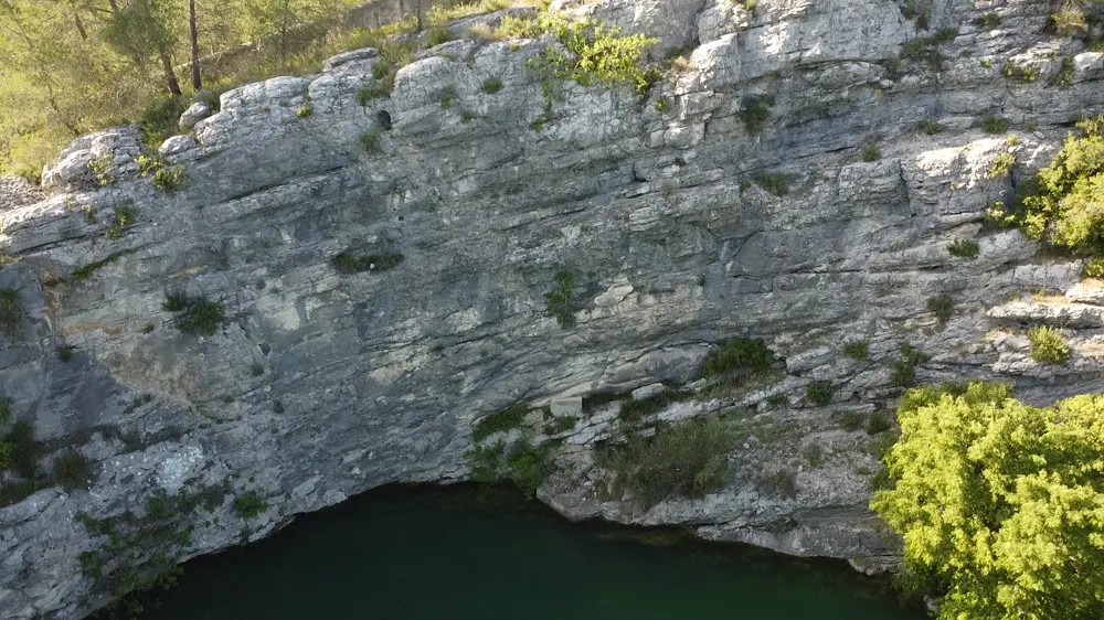 Gorge boisée et eau verte dans l’arrière-pays héraultais, vue par drone
