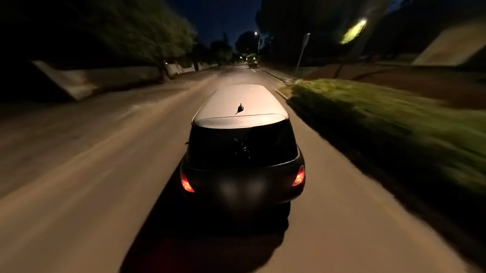 Mini Cooper vue de dessus en roulage de nuit, prise de vue à 360 degrés