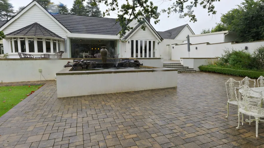 Terrasse pavée d’une maison de maître, sa fontaine et son parc, vue depuis un panorama 360°